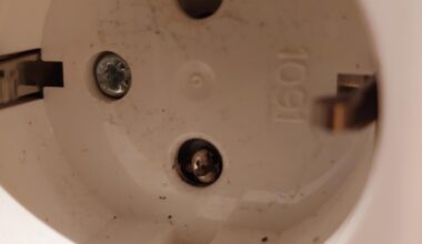 Small screw stuck in el socket?