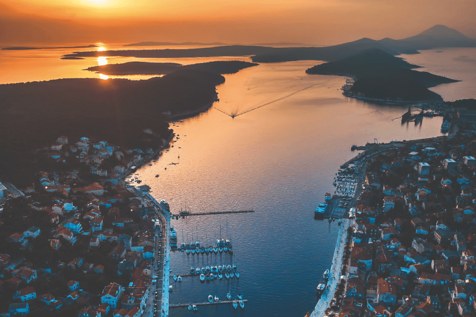 Breaking news graphic with bold 2025 text and a digital clock showing the date and time, symbolizing future events.