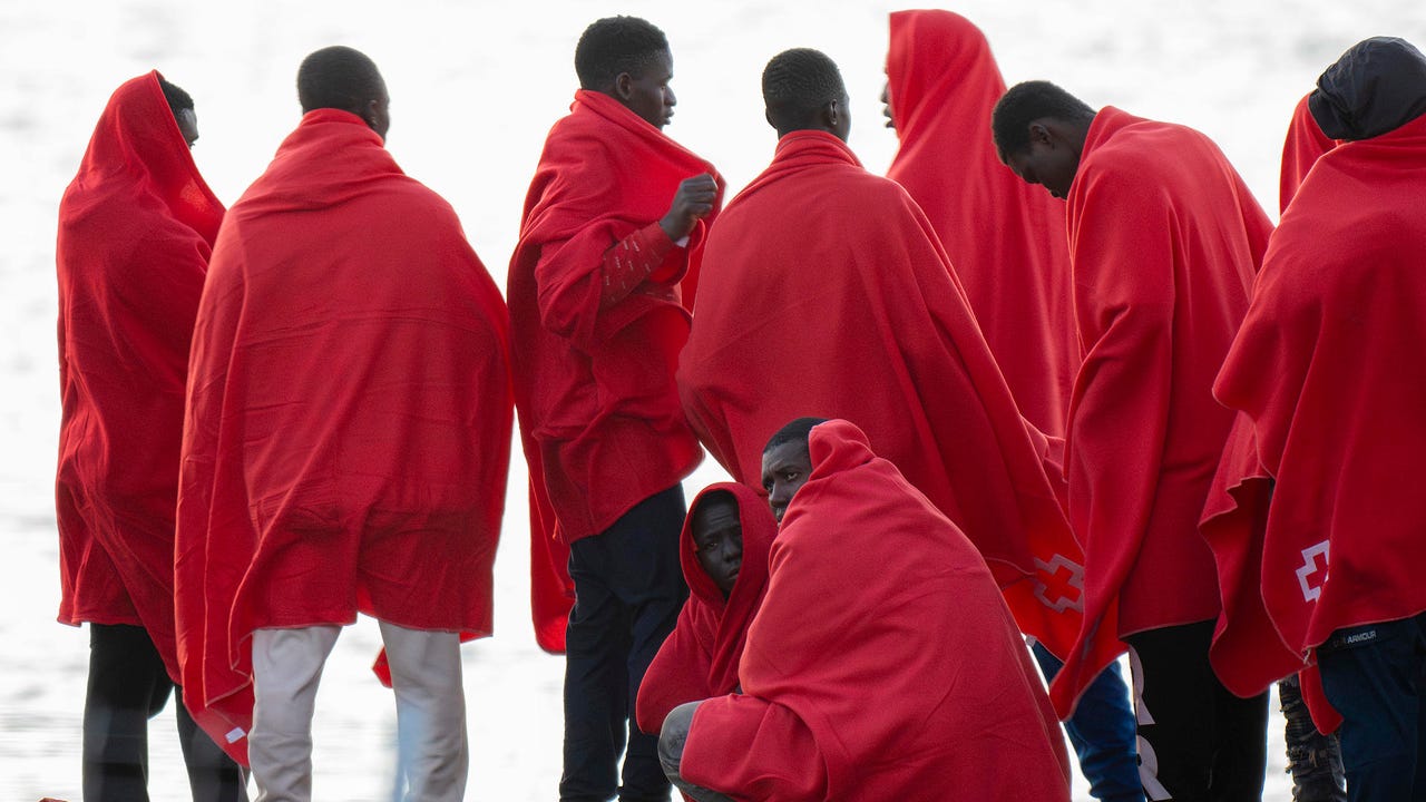 La llegada de migrantes a España experimenta su mayor caída desde 2019 pese al relato ultra de la "invasión"