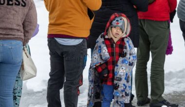 Hundreds rally in support of Iowa immigrants checking in with ICE in Cedar Rapids
