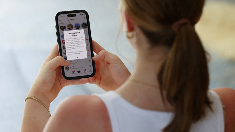 Spain to develop tool to block access to social media for teenagers under 16