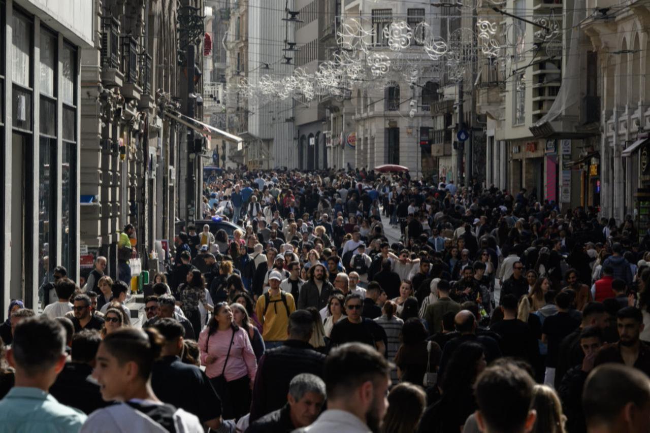 Pedestrians walk on the popular Istiklal shopping street in Istanbul, Türkiye, March 31, 2025. (AFP Photo)