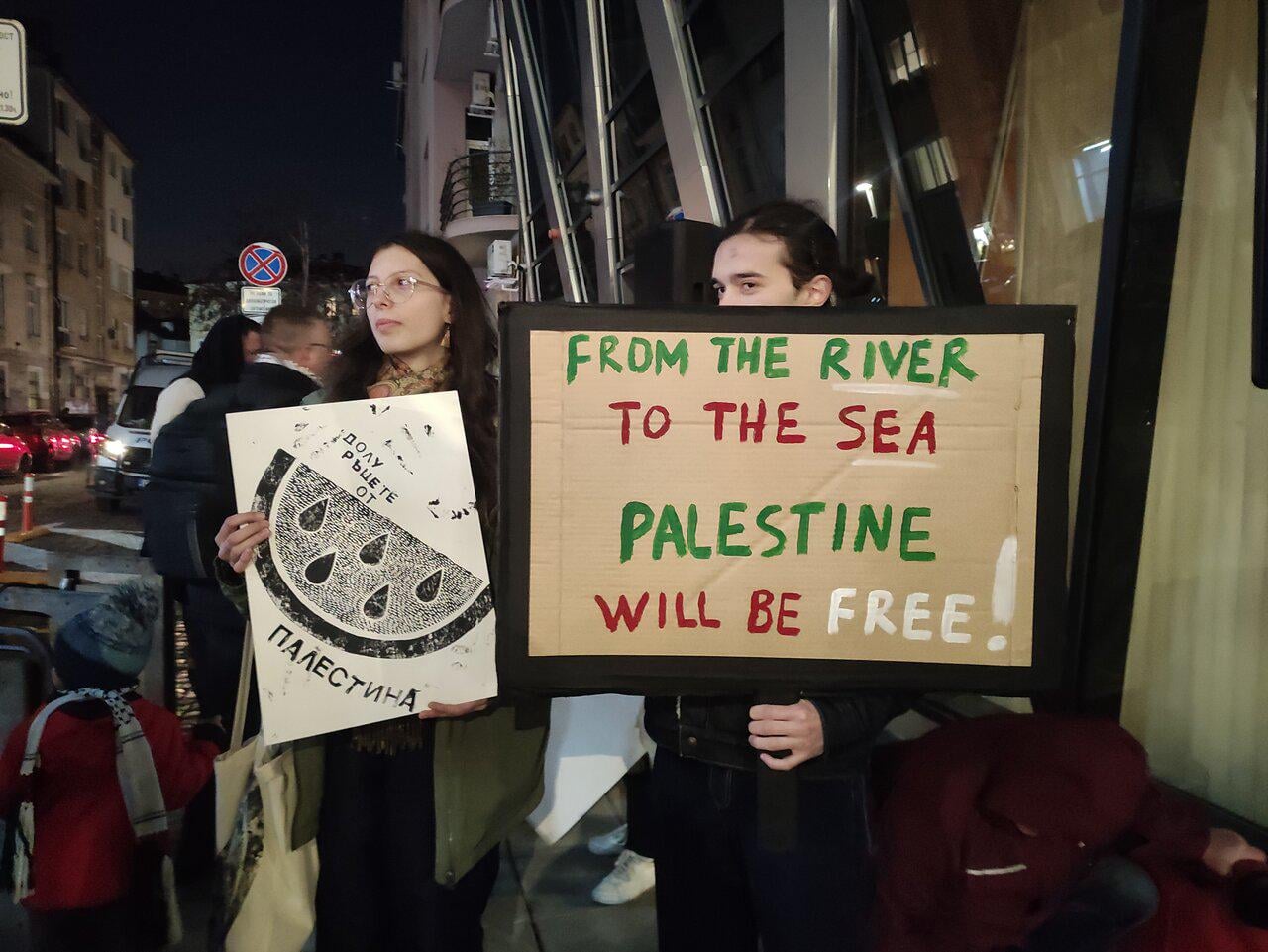 Студенти организираха протестна акция пред сградата на Европейската комисия в София под наслов "НЕ на финансирането на геноцида в Газа!"