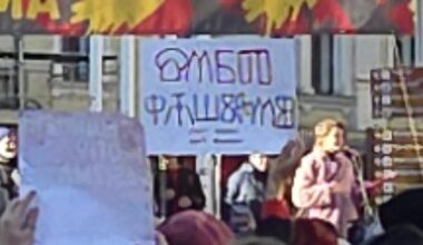 "Smrt fašizmu" napisano na glagoljici na jučerašnjem prosvjedu protiv fašizma 🇭🇷❤️