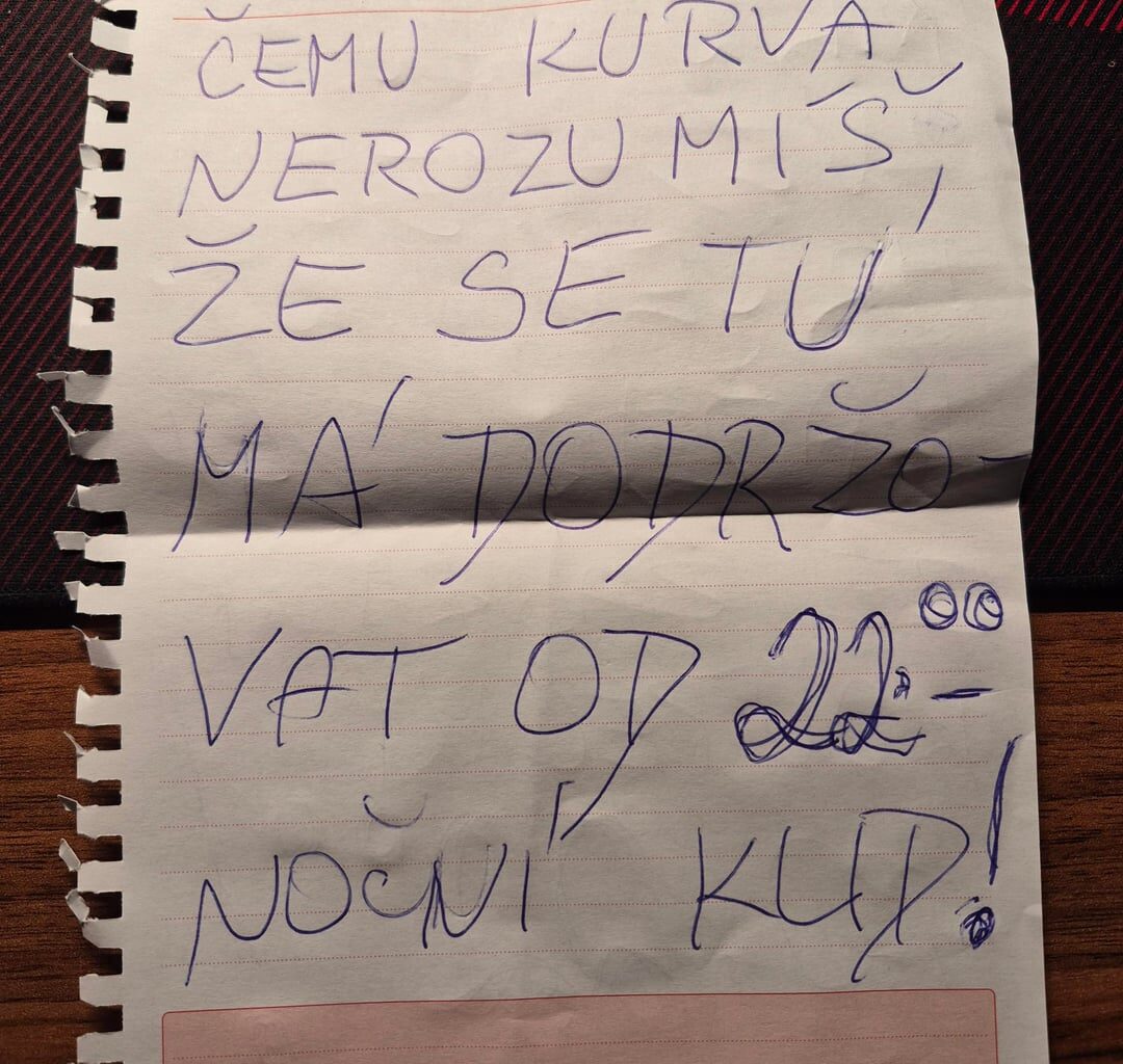 Taky máte dementní sousedy?