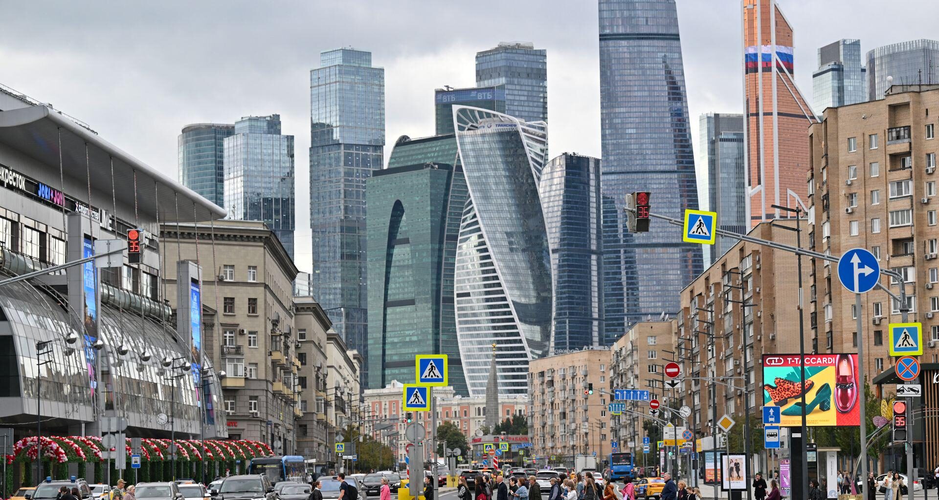 Russia's strong currency puzzles economists, signals economic woes