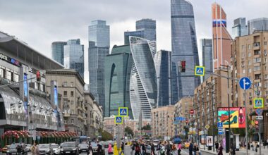 Russia's strong currency puzzles economists, signals economic woes