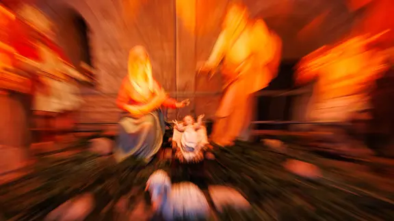 Verzerrter Blick auf eine Krippe.