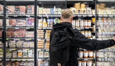 I 2022 handlede TV 2 for 669 kroner – nu er prisen en helt anden - De globale fødevarepriser er faldet 22 procent i år. De danske prisstigninger hænger ikke helt sammen, siger forsker.