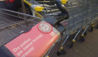 ktoś nalepił na wózku z kauflandu koło lokalnej biedry karnego kutasa za złe parkowanie XDD