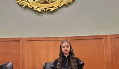 Искам да знам в коя съдебна зала е снимано това и тази девойка - как се озовала там със съдийска тога?!