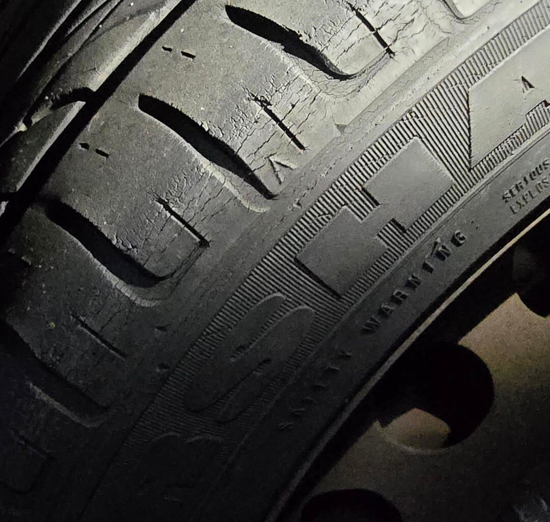 Meterem pneus com mais de 15 anos no carro da minha mãe, o que faço?