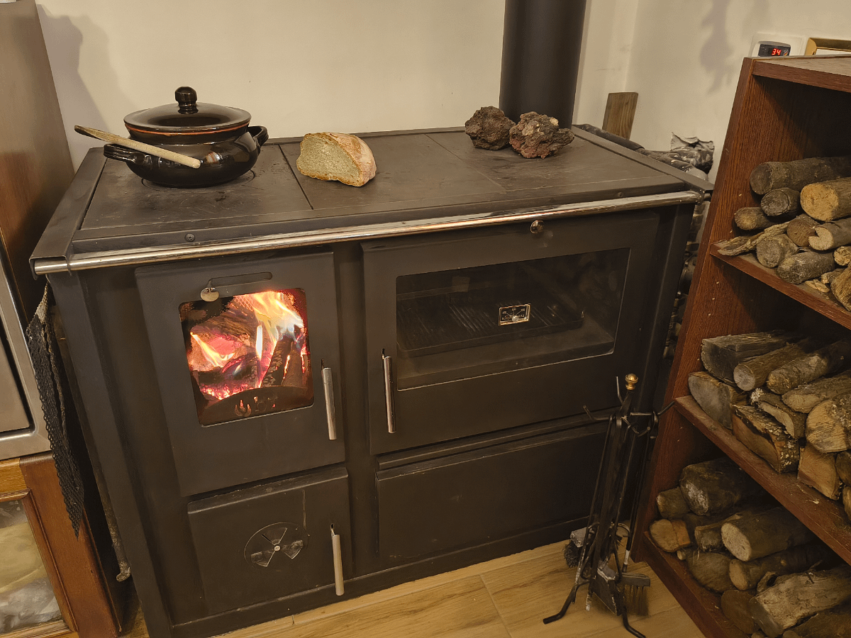 Fuori si gela, dentro si vola: fagioli alla Bud Spencer sulla stufa economica. Manca solo Trinità.