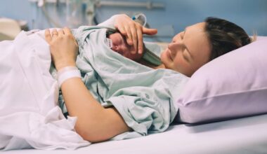 Tânără mamă își îmbrățișează nou-născutul după naștere