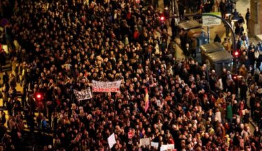 la réplica de un policía a una manifestante