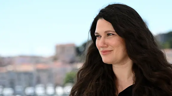 Mascha Schilinski blickt zur Seite