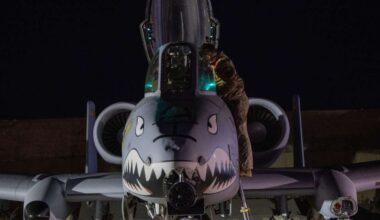 Ein A-10 Thunderbolt II wird für einen Flug vorbereitet.