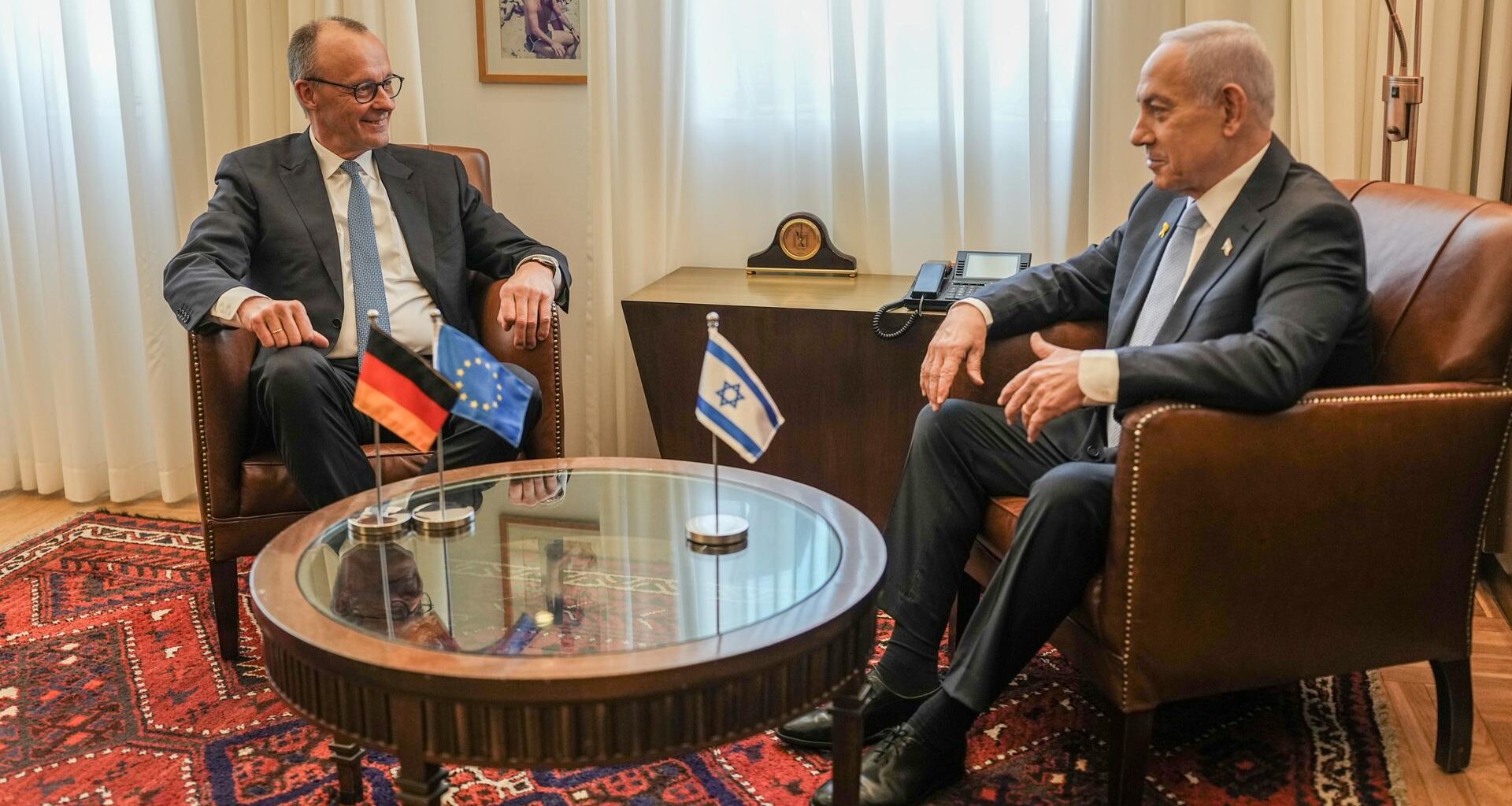 Bundeskanzler Friedrich Merz (l, CDU) sitzt neben Benjamin Netanjahu, Ministerpräsident von Israel, vor dem Gespräch im Regierungssitz. Beim Antrittsbesuch von Merz in Israel soll es um die Stabilisierung des Waffenstillstands in Gaza und den weiteren Friedensprozess und die Deutsch-Israelischen Beziehungen gehen.