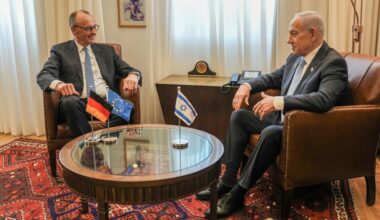 Bundeskanzler Friedrich Merz (l, CDU) sitzt neben Benjamin Netanjahu, Ministerpräsident von Israel, vor dem Gespräch im Regierungssitz. Beim Antrittsbesuch von Merz in Israel soll es um die Stabilisierung des Waffenstillstands in Gaza und den weiteren Friedensprozess und die Deutsch-Israelischen Beziehungen gehen.