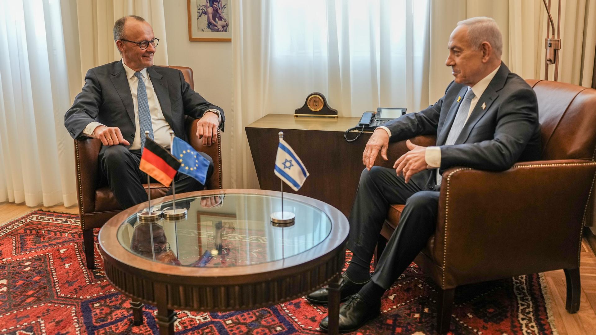 Bundeskanzler Friedrich Merz (l, CDU) sitzt neben Benjamin Netanjahu, Ministerpräsident von Israel, vor dem Gespräch im Regierungssitz. Beim Antrittsbesuch von Merz in Israel soll es um die Stabilisierung des Waffenstillstands in Gaza und den weiteren Friedensprozess und die Deutsch-Israelischen Beziehungen gehen. Bundeskanzler Friedrich Merz (l, CDU) sitzt neben Benjamin Netanjahu, Ministerpräsident von Israel, vor dem Gespräch im Regierungssitz. Beim Antrittsbesuch von Merz in Israel soll es um die Stabilisierung des Waffenstillstands in Gaza und den weiteren Friedensprozess und die Deutsch-Israelischen Beziehungen gehen.