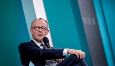 Bundeskanzler Friedrich Merz (CDU) steht hinter einem Rednerpult.
