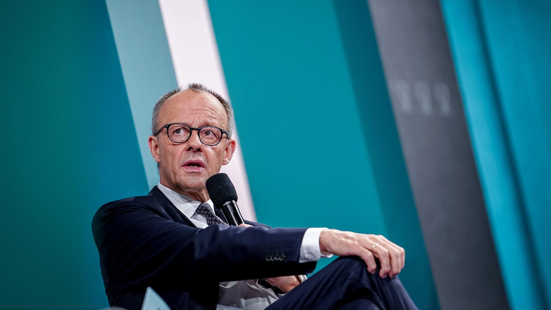 Bundeskanzler Friedrich Merz (CDU) steht hinter einem Rednerpult.