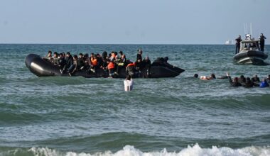 Small boats return to Channel as migrant crossings resume