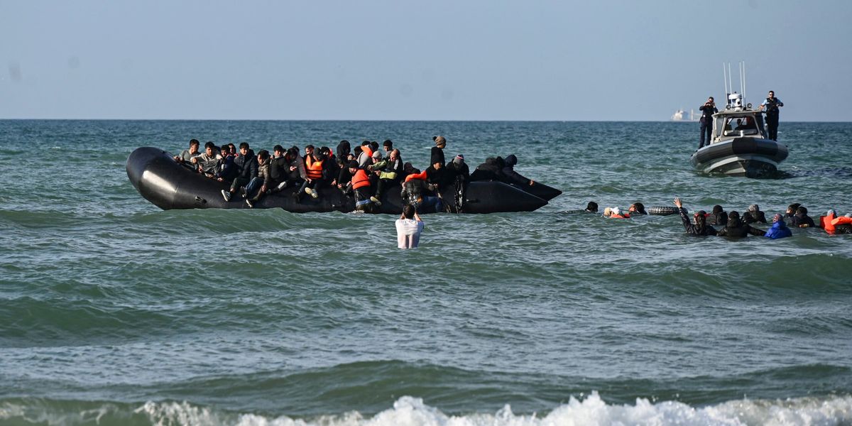 Small boats return to Channel as migrant crossings resume