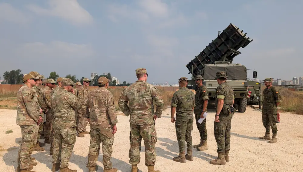 Militares españoles explican a los de EE UU la misión de la batería "Patriot"