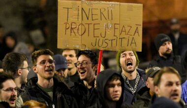 „Un spațiu public fragmentat, expus influențelor externe”