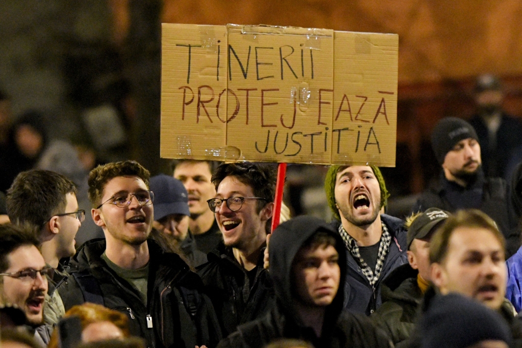 „Un spațiu public fragmentat, expus influențelor externe”