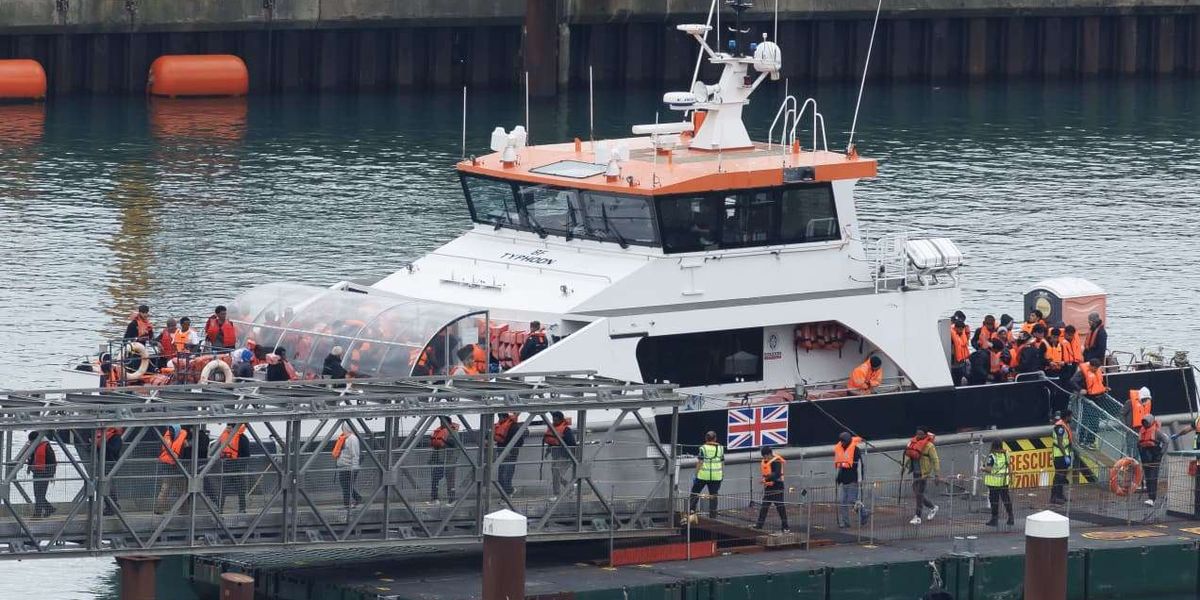 UK police get new powers to remove coats, inspect mouths of migrants