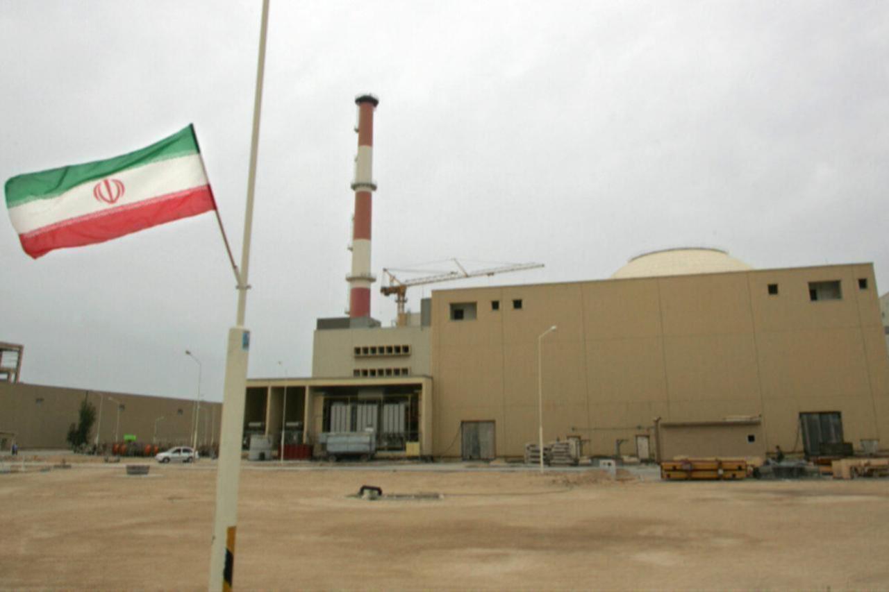An Iranian flag outside the building housing the reactor of the Bushehr nuclear power plant in southern Iranian port town of Bushehr, 1200 km south of Tehran, on April 3, 2007. (AFP Photo)