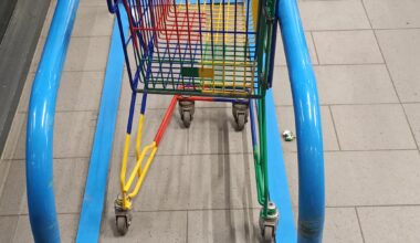 Osobny zasobnik wózków dla lewaków. Czuję się zaopiekowany.