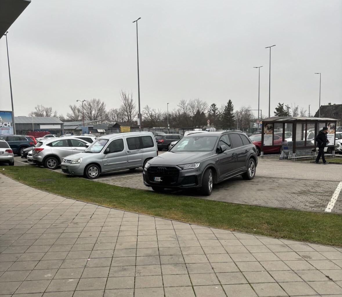 /rant Veľakrát som čítal (aj tu), že majiteia drahších aut parkujú cez 2 miesta aby im neotrieskali dvere ľudia v ich lacných shitboxoch. Aké môže byt ospravedlnenie parkovania v tomto prípade?