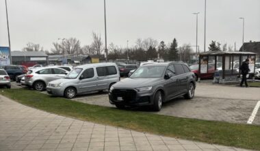 /rant Veľakrát som čítal (aj tu), že majiteia drahších aut parkujú cez 2 miesta aby im neotrieskali dvere ľudia v ich lacných shitboxoch. Aké môže byt ospravedlnenie parkovania v tomto prípade?