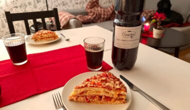 God jul fra nabolandet! Her feires julen med tradisjonelt Norsk pizzatårn!