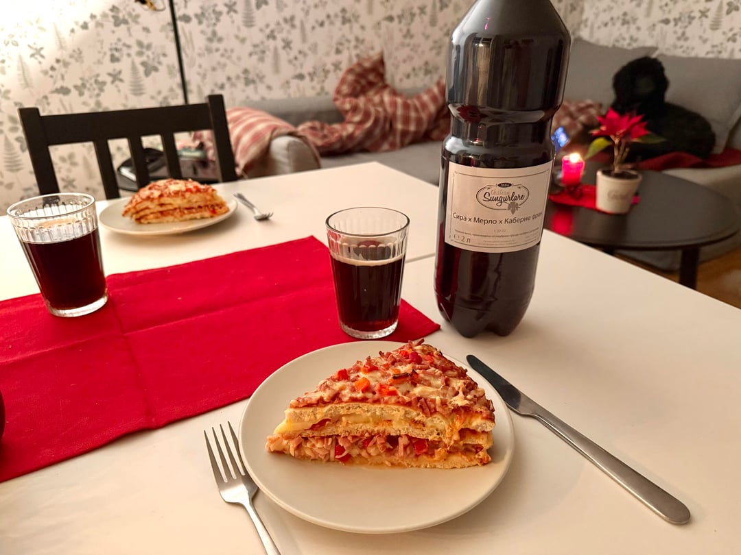 God jul fra nabolandet! Her feires julen med tradisjonelt Norsk pizzatårn!