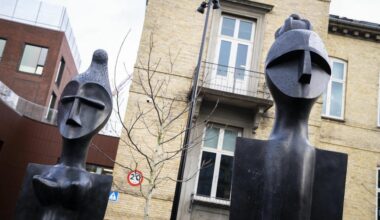 Muslimsk pige taber sag mod privatskole. "Tre dommere i Retten på Frederiksberg afgjorde .., at det ikke var ulovligt, da Prins Henriks Skole i København i 2023 nægtede en 11-årig elev undervisning, fordi hun var iført et hovedtørklæde."