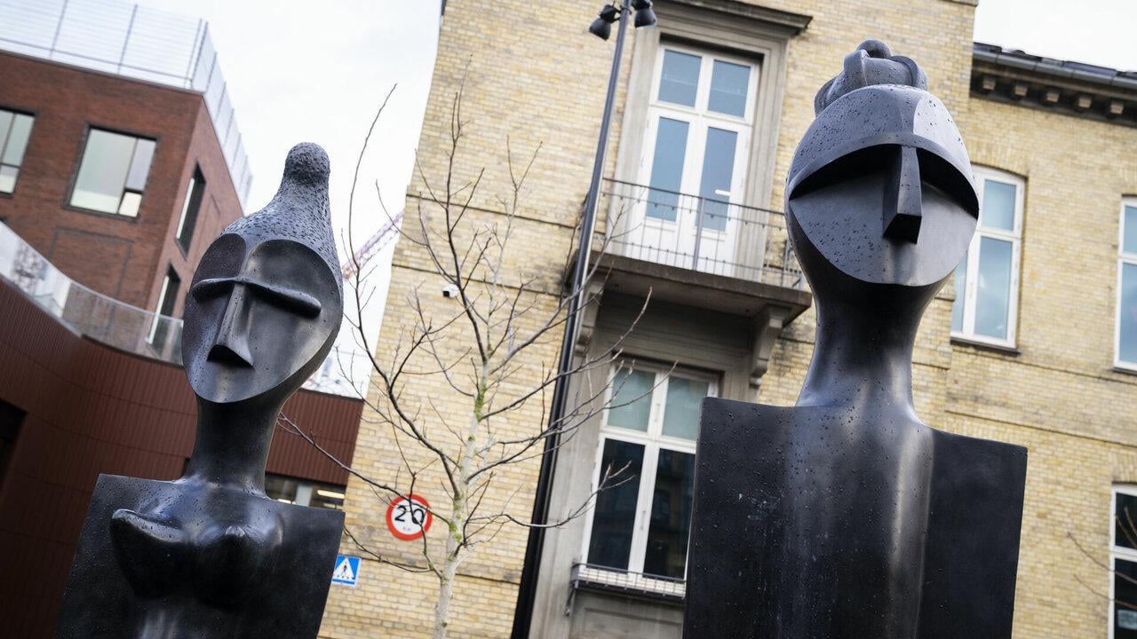 Muslimsk pige taber sag mod privatskole. "Tre dommere i Retten på Frederiksberg afgjorde .., at det ikke var ulovligt, da Prins Henriks Skole i København i 2023 nægtede en 11-årig elev undervisning, fordi hun var iført et hovedtørklæde."