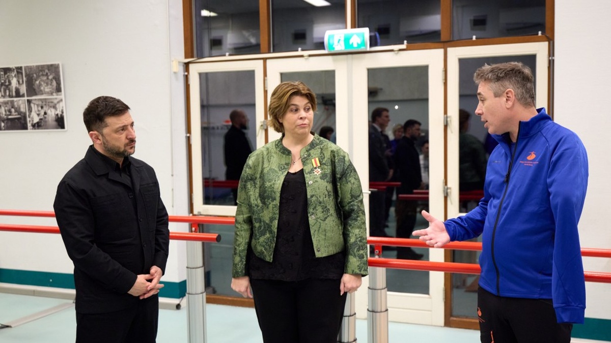 Zelenskyy meets with soldiers undergoing rehabilitation in the Netherlands