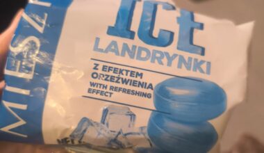 na zdjęciu pokazuje że są niebieskie a są k*rwa białe xd