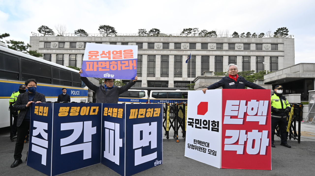 As the Constitutional Court continues its record-long deliberations without announcing a date for the ruling on the impeachment of then-President Yoon Suk Yeol, protesters hold separate one-person demonstrations for and against impeachment outside the court in Jongno-gu, Seoul, on March 28. Im Se-jun/The Korea Herald