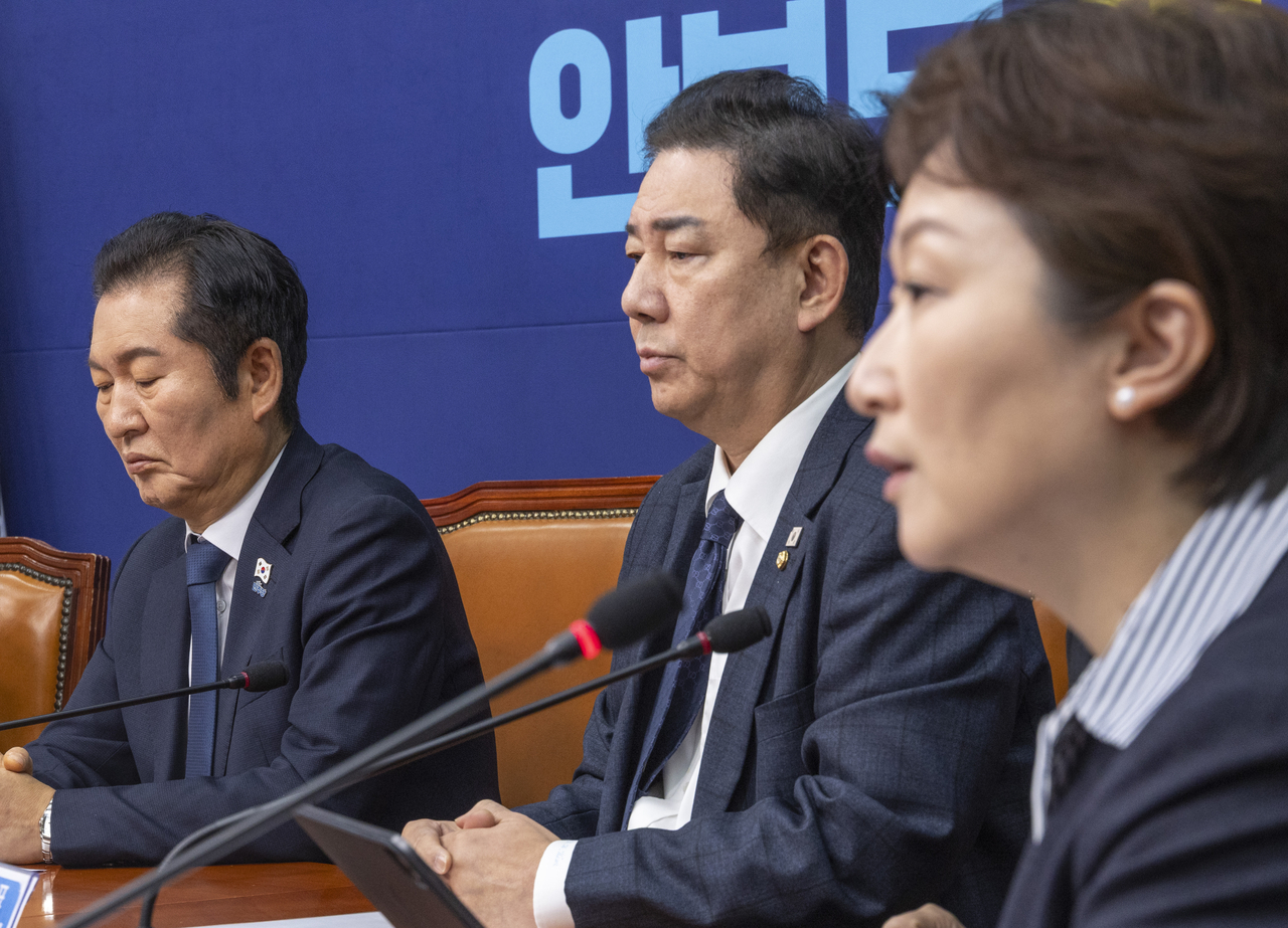 Rep. Jung Chung-rae, leader of the ruling Democratic Party of Korea, listens as Supreme Council member Lee Un-ju speaks during a party leadership meeting    at the National Assembly in Seoul on Nov. 24. Jung has come under criticism for pushing what he calls a “one-member, one-vote” rule, which would give ordinary dues-paying members the same voting power as senior party figures in internal elections such as leadership races and candidate primaries. Yonhap