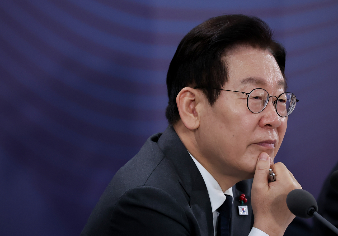 South Korean President  Lee Jae Myung listens to participants during a town hall meeting held at Korea University of Technology and Education in Cheonan, South Chungcheong Province, Friday. (Yonhap)