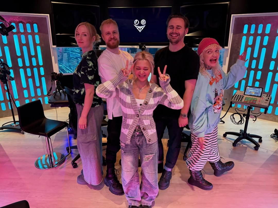 Alexa (center) poses with (from left) Ellen Berg, Jonatan Gusmark, Ludvig Evers and Moa "Cazzi Opeia" Carlebecker. (Instagram @seriinade_)