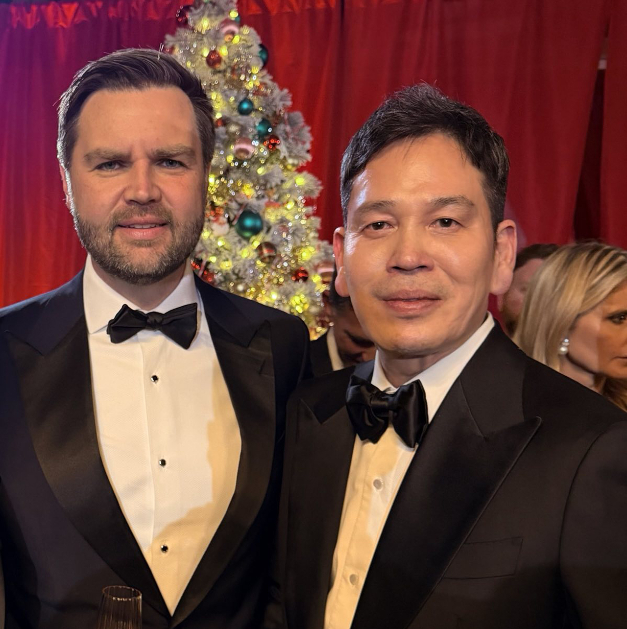 US Vice President JD Vance (left) and Shinsegae Group Chairman Chung Yong-jin pose for a photo at a dinner party held at the vice president’s official residence in Washington on Friday. (Shinsegae Group)