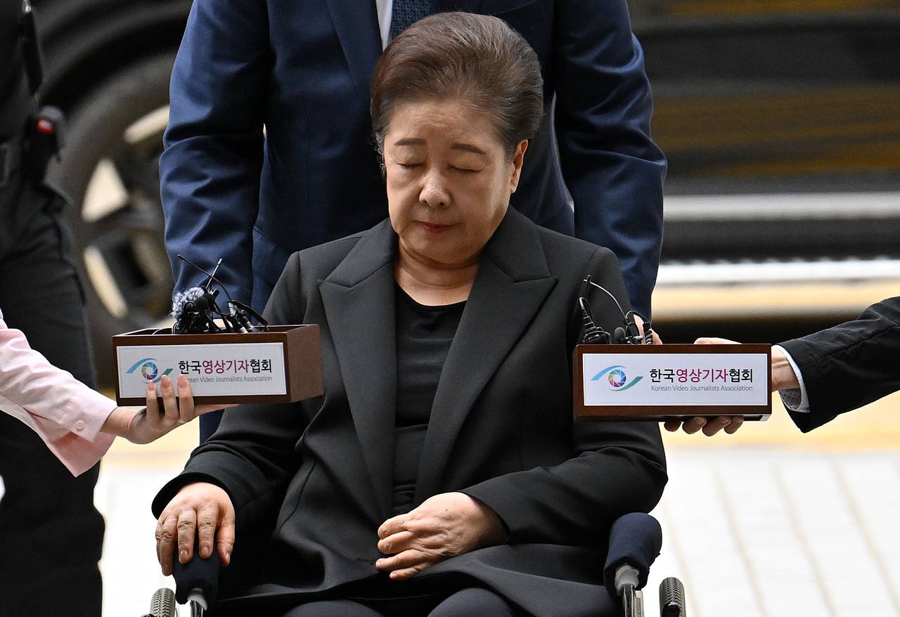 Han Hak-ja, head of the Unification Church, accused of providing illegal political funds, arrives at the Seoul Central District Court in Seocho District, Seoul, on Sept. 22 to attend a hearing to review the validity of her arrest warrant. Han is accused of delivering money and valuables along with various requests to Kim Keon-hee, wife of former President Yoon Suk Yeol, and People Power Party lawmaker Kweon Seong-dong. (Im Se-jun/The Korea Herald)