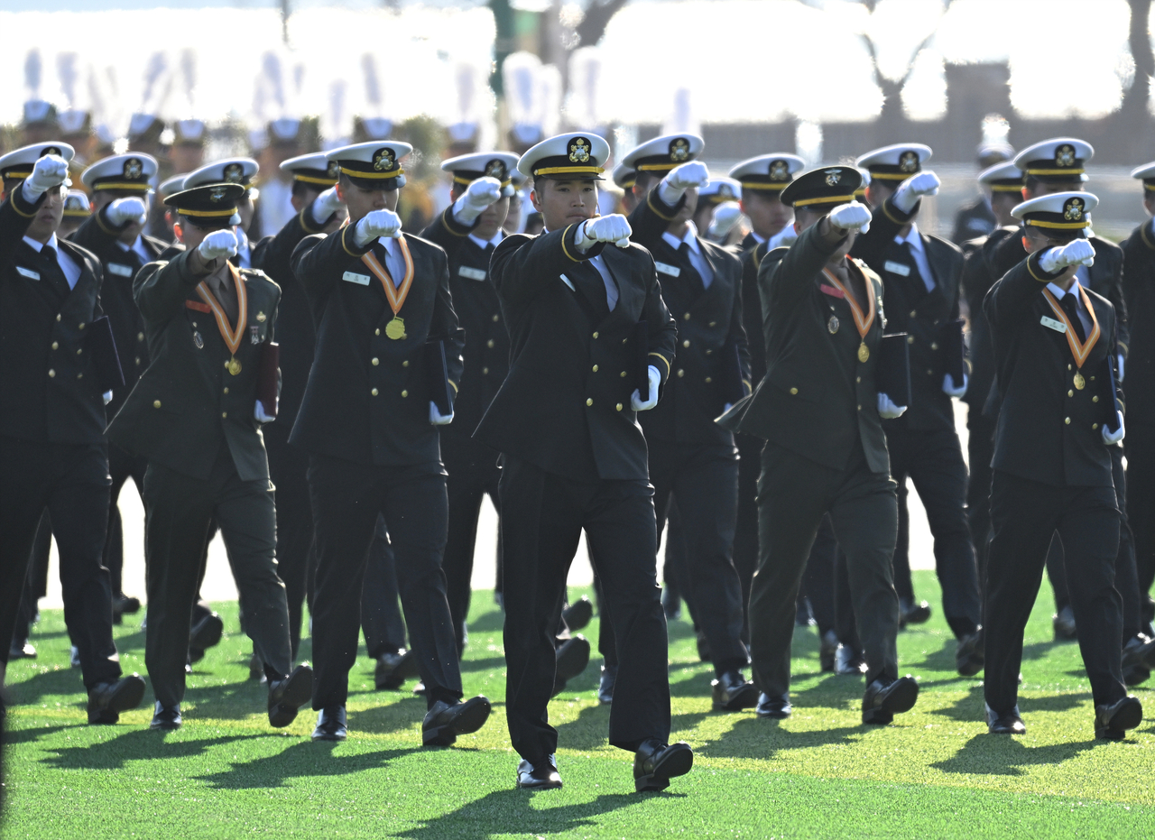 Newly commissioned officers participate in the 139th Navy Officer Candidate commissioning ceremony at the Korea Naval Academy in Jinhae, Changwon, South Gyeongsang Province, Nov. 28. This photo is not directly related to the article. (Yonhap)