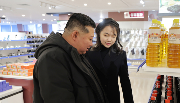 Kim Joo-ae is touring the factory with her father, Chairman Kim Jong-un. [Yonhap News]